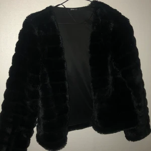 Fluffig jacka/kofta  - Svart Fluffig jacka eller kofta, vad man vill. Från Gina tricot i storlek M. Väldigt fint skick!  150kr + frakt 💗
