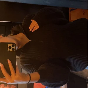 Stickad tröja  - Stickad tröja med dragkedja fram! Köptes för ca 3 veckor sedan samtidigt som den vita( finns i min profil) inte använt dom mycket alls. Ganska stor i storleken😊 även helt slutsåld på NA-KDs hemsida 