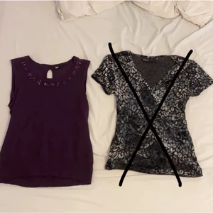 50kr per tröja - En lila stickad tröja med paljetter där uppe från flash storlek M. Lila blus från esprit. Ljus blå lång tröja som går ut i armarna med v-ringning storlek l sitter dock som s/m. Bra skick. Frakt tillkommer. Svarta toppen är köpt.