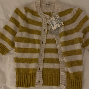 Baum und Pferdgarten - Randig cardigan från Baum und Pferdgarten, prislapp kvar därför i superskick. Nypris: 1599kr
