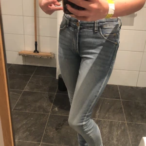 Lågmidjade jeans - Blå långmidjade tajta jeans, fint skick väldigt stretchiga❤️1,50cm🥰