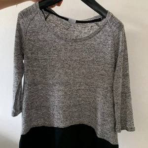 Tröja - En väldigt fin grå/vit/svart tröja med en väldigt fin svart detalj på botten av tröjan 