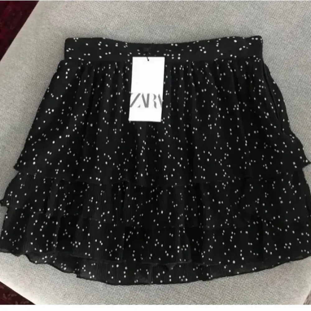 Jättefin kjol från zara! Är jättefin över strumpbyxor💞 köp direkt för 180 kr!💖  högsta bud: 160 kr💓 (lånade bilder) Budgivningen avslutas på torsdag💞 . Kjolar.