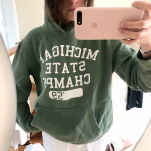 Vintage hoodie - Grön hoodie köpt second hand! Fint skick, säljer då den inte kommer till användning. Storleken sägs vara L men jag skulle säga att den är M. Buda seriöst - om man lägger ett bud gör det inte att ändra🧡🧡