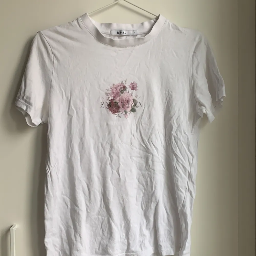 Fin t-shirt med blommor på och där det står ”emotion”. I bra skick!. T-shirts.