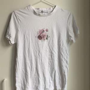 Fin t-shirt med blommor på och där det står ”emotion”. I bra skick!