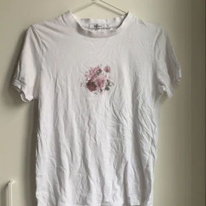 NA-KD t-shirt - Fin t-shirt med blommor på och där det står ”emotion”. I bra skick!