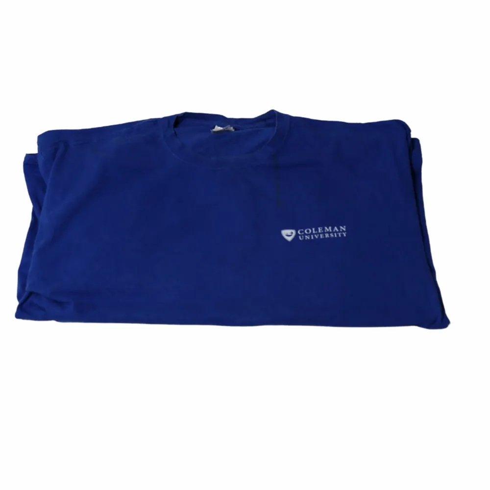 En tröja från det stora universitet i Coleman, USA. Perfekt för dig som gillar blåa outfits med en oversized touch. Den är rätt stor i storleken och har ett vitt tryck. Är thriftad i USA.. T-shirts.