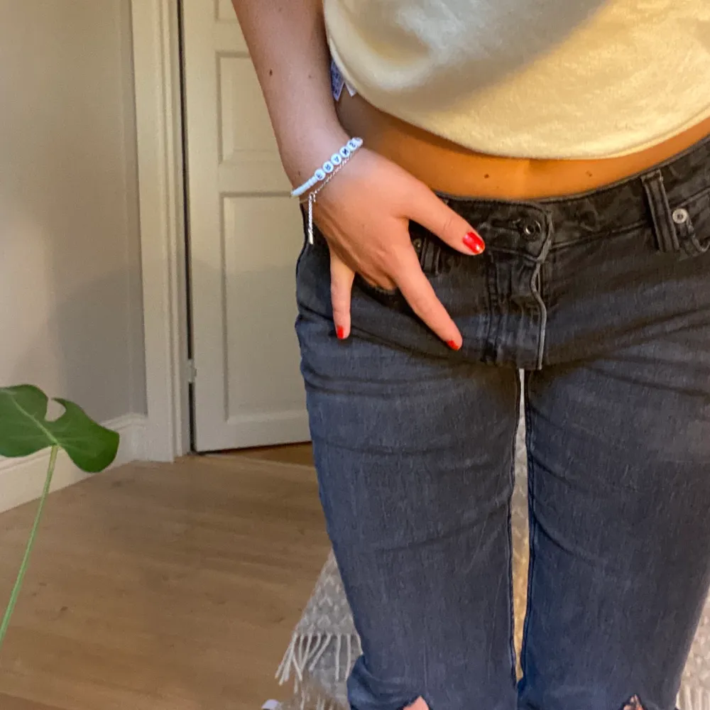 Coola håliga jeans som jag klipp själv från crocker. 🖤☺️ storlek 29 i waist och 32 lengh. Jeans & Byxor.