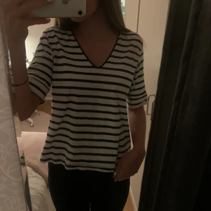 randig tröja - super fin och trendig tröja som inte riktigt är min stil!😕 tror den är stl M men har själv xs/s och tycker den ska inte ska sitta för litet ( bilderna är mina egna så där ser nu hur den sitter på mig)💕