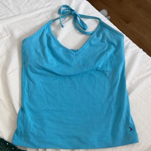 Topp - Fin topp från Boomerang, säljs pga att den inte används. Den har gula fläckar här och där, vilket inte stört mig men därav det låga priset! Kontakta vid frågor och funderingar. Frakt tillkommer ✨