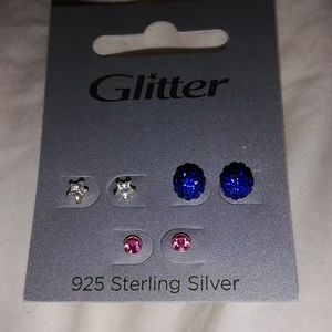 Örhängen Glitter i silver - 🌷Söta silverörhängen! 🌷                          Tre par örhängen i 925 Sterling silver från Glitter. Aldrig använda då jag har strechade öron lol. Finns i Bromma men kan frakta! 