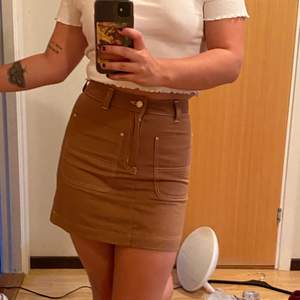 Beige kjol från weekday<3 köparen står för frakt