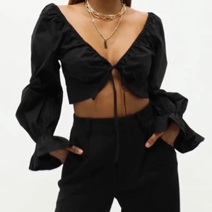 Topp från missguided  - Säljer denna partytopp från missguided som jag köpte här på plick och som fortfarande har prislapp kvar. Den var dessvärre allt för liten och passar någon med liten byst 