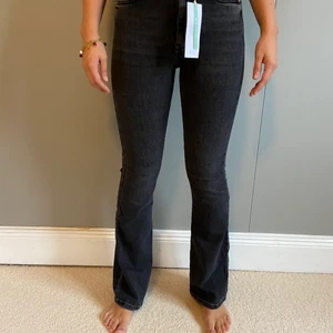 Svarta bootcut jeans!  - Helt oanvända 