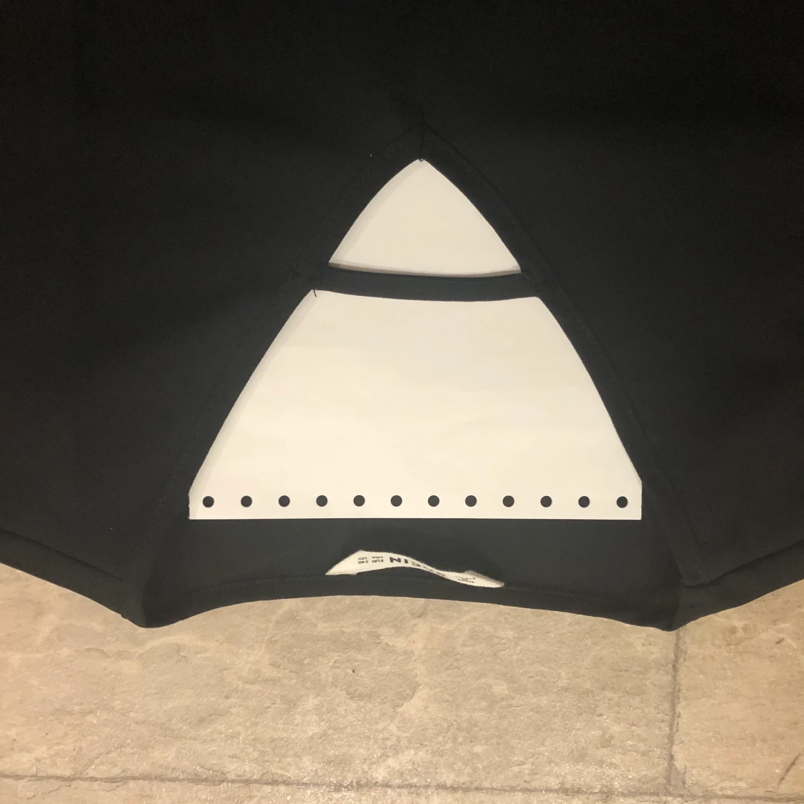 Svart blus med fin detalj  - 90