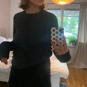 Stickad tröja  - Mörk grå stickad tröja köpt utomlands, använd men skön och passar bra ovanför en klänning eller kjol