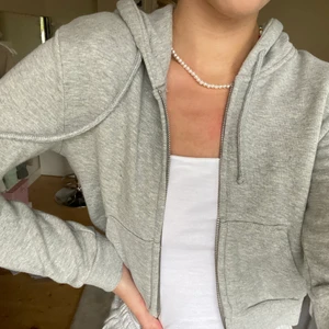 Hoodie - Grå zip hoodie från brandy Melville i fint skick. GRATIS FRAKT ❤️❤️