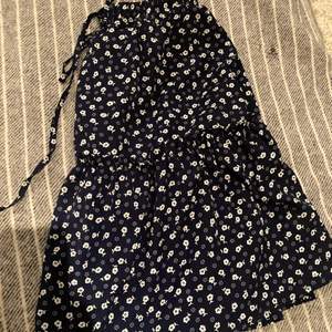 Supersöt kjol från SHEIN i strl M. Fungerar även på S. Mörkblå med vita blommor 🍃🌸
