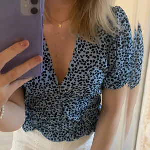 Prickig topp! - Säljer min fina topp från stradivarius nu! Den är i storlek ca men passar s oxkså. Denna är i ett jättefint skick då jag inte använt den så jätte mycket. Om många gillar så gör jag en budgivning❤️ 