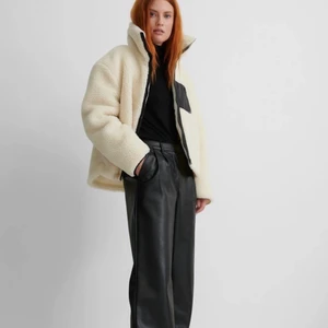 Teddy jacka - Säljer denna Teddy jacka från NA-KD som är oanvänd i storlek 38! Säljer för 400kr!