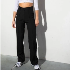 Kostymbyxor  - Säljer ett par jättefina kostymbyxor från madlady som endast är använd någon gång. Dom har ett "streck" som en detalj som går ner hela vägen på mitten av benen. Säljer dom eftersom de är för stora för mig. Det är storlek M och dom är bra långa i benen (för mig som har långa ben) kommer starta en budgivning om de är många intresserade