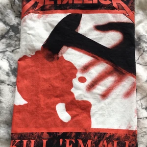 Metallica - Metallica bandtshirt, bra skick, knappt använd. Tryck på baksidan.