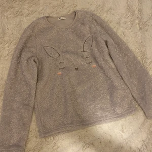 Fluffig tröja  - Fluffig tröja från Cubus. Nypris mellan 200-300kr men säljer den för 100kr då jag är osäker på priset. Aldrig använd. 