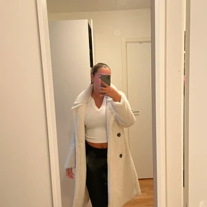 VIT TEDDY JACKA - Teddy kappa från NAKD i storlek 36. Som helt ny, knappt använd!