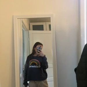 Sweatshirt - Croppas sweatshirt från Review!! Använd fåtal gånger och i superfint skick 💓👌🏻 