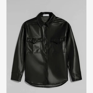 Läderkavaj/jacka från Bershka  - Helt oanvänd läderjacka/ kavaj från Bershka, köpt i xs skulle säga att storleken är S är ganska liten så den passa inte mig så som jag hade velat:(