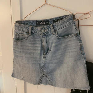 Hollister kjol - En jeanskjol som jag köpt på hollister i storlek 0, jag har växt ut den så har ingen användning av den längre tyvärr ❤️