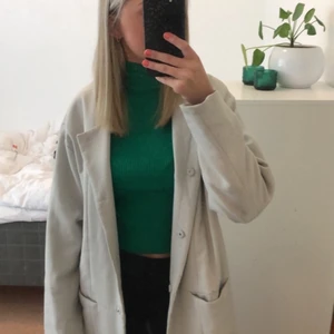 Beige kappa från Åhléns  - En länge lite tjockare kappa i beige färg från Åhléns. Storlek 34