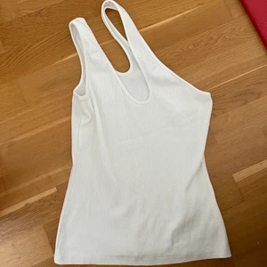 Topp - Snygg assymetrisk topp från Biancas kollektion med Nelly