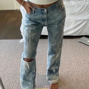 Levis jeans - Säljer dessa assnyga lowwaisted levis jeans köpta här på plick! Specialgjorda så finns bara ett par sånna här! Köpta för 600kr❤️ jag är vanligtvis en 34-36