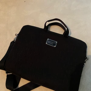 MARC JACOBS DATORFODRAL  - Fint datorfodral med foder inuti, finns både axelband och handtag!