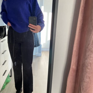 Kostymbyxor  - Svarta jättesköna kostymbyxor ifrån bikbok, säljer då de är försmå o har en annan storlek, nypris 400!