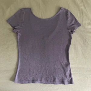 Monki topp - Supersöt lika topp från Monki med öppen rygg! Köpt här på plick för nåt år sedan men knappt använd💜