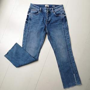Säljer dessa jeans från PULZ jeans då dom är förstora. Dom är i storlek 29 i midjan och ankellånga. Supersköna, mjuka och stretchiga 🌟🤩 pris + frakt