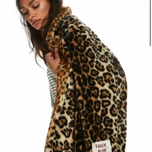 Pälsjacka från Scotch and soda💞 - Jättefin pälsjacka från scotch and soda❤️ säljer pga för lite användning. Mönstret skiljer sig lite från bilderna så för fler bilder skriv privat💞💞 nypris är runt 1500kr, jag säljer för 500kr eller högst bud💕