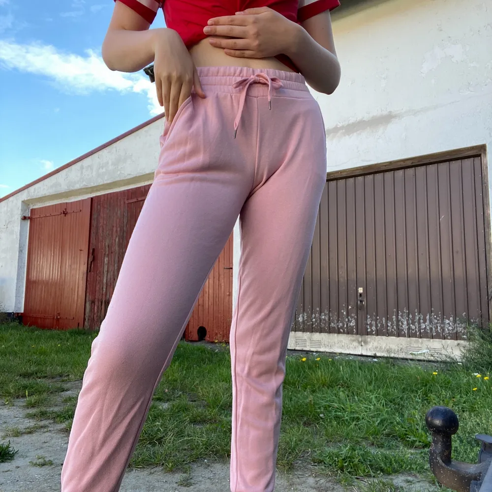 Nu säljer jag dessa jätte snygga rosa mjukis byxor! (Lite noppriga). Jeans & Byxor.