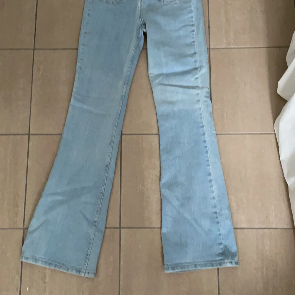 Bootcut/flaire  inspirerade jeans från Urban outfitters med fickor i fram, så fint. Även fickor i bak. Storlek 27W 32L men skulle säga att de passar en s. Aldrig använda och prislapp kvar, nypris 600 kr . Jeans & Byxor.