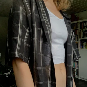 Rutig svart skjorta - Längre skjorta i bra kvalitet och skick trots att det varit ett av mina älsklingsplagg🥰 oversized passform som passar alla!! pris inkl frakt: 100kr