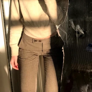 Kostymbyxor  - Snygga lågmidjade kostymbyxor från Hm. Säljer då de blivit för små. Storlek 34.💖