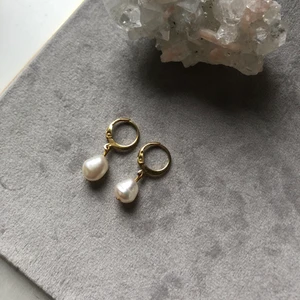  Sötvattenpärla örhängen - Handgjorda örhängen med hängande sötvattenpärlor! Pärlans storlek är 6 mm✨ Finns även matchande halsband med en hängande sötvattenpärla! Halsbandet kostar 45kr✨