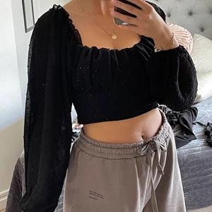 Festtopp  - Har tyvärr råkat ha denna under en tröja som löddrade av sig men det kanske går bort i tvätten är ej säker. Spårbar frakt kostar 66kr och är upp till ett kilo så ett tips är att köpa mer än en tröja !