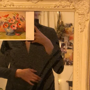 Svart kavaj - Svart, enkel och bekväm kavaj både till vardags och fina tillfällen. I gott skick, använd 2-3 gånger. <3