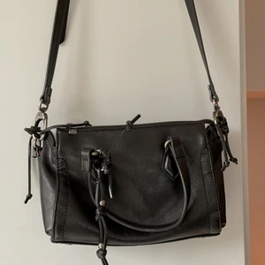 Svart väska  - Super fin och smidigt väska från Zara!!🖤 Har små band och även ett längre