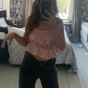 Topp - Fin topp med samet material! Lite smuts rosa i färgen, väldigt elastiska band så storleken är allt ifrån XS-XL  skulle jag säga
