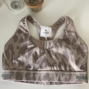 Calvin Klein sport BH - Helt ny endast tagit av lapparna och insåg att den va för liten. Har normalt M i sport-bh så denna är normal S. 